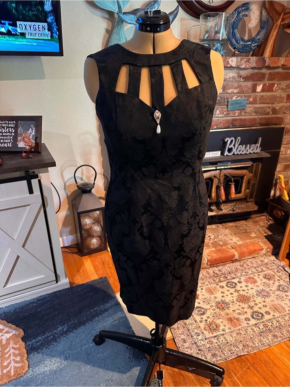 Scott McClintock Black Sleeveless Cutout Sheath Dress with Brooch